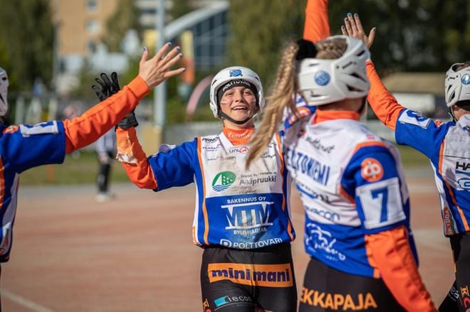 Vaasalainen Mailattaret oli viime kaudella menestynein eteläpohjalaisseura Ykköspesiksessä. Se karsi noususta naisten Superpesikseen. Kuvassa juoksua tuo Petra Äkkinen. Arkistokuva: Pasi Suokko