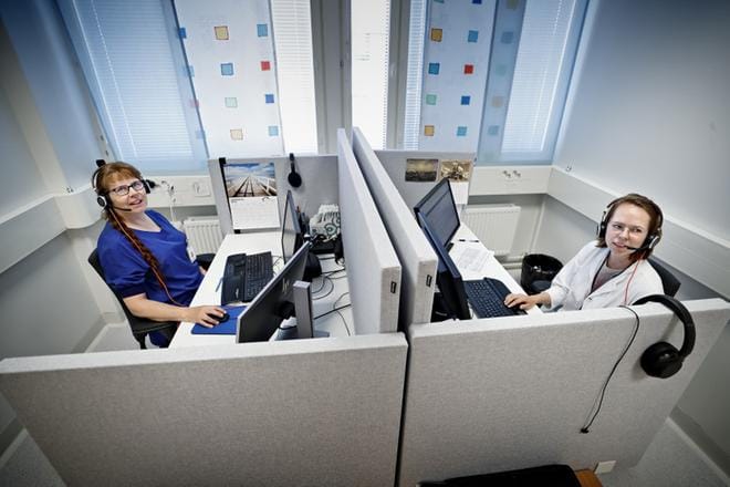 Sairaanhoitaja Riitta Koski (vas.) ja erikoistuva lääkäri Miia Saukkosaari tekevät Seinäjoen keskussairaalassa koronaketjujen jäljitystyötä. Iltaisin jäljitystyö hoidetaan etätöinä. KUVAT: TOMI KOSONEN