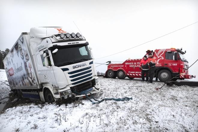 Elintarvikkeita kuljettanut kuorma-auto suistui ojaan ja kaatui kyljelleen Ylistarossa maanantaiaamuna. Kuorma-autoa nostettiin ojasta takaisin tielle iltapäivällä. KUVA: JOUKO HÄNNINEN