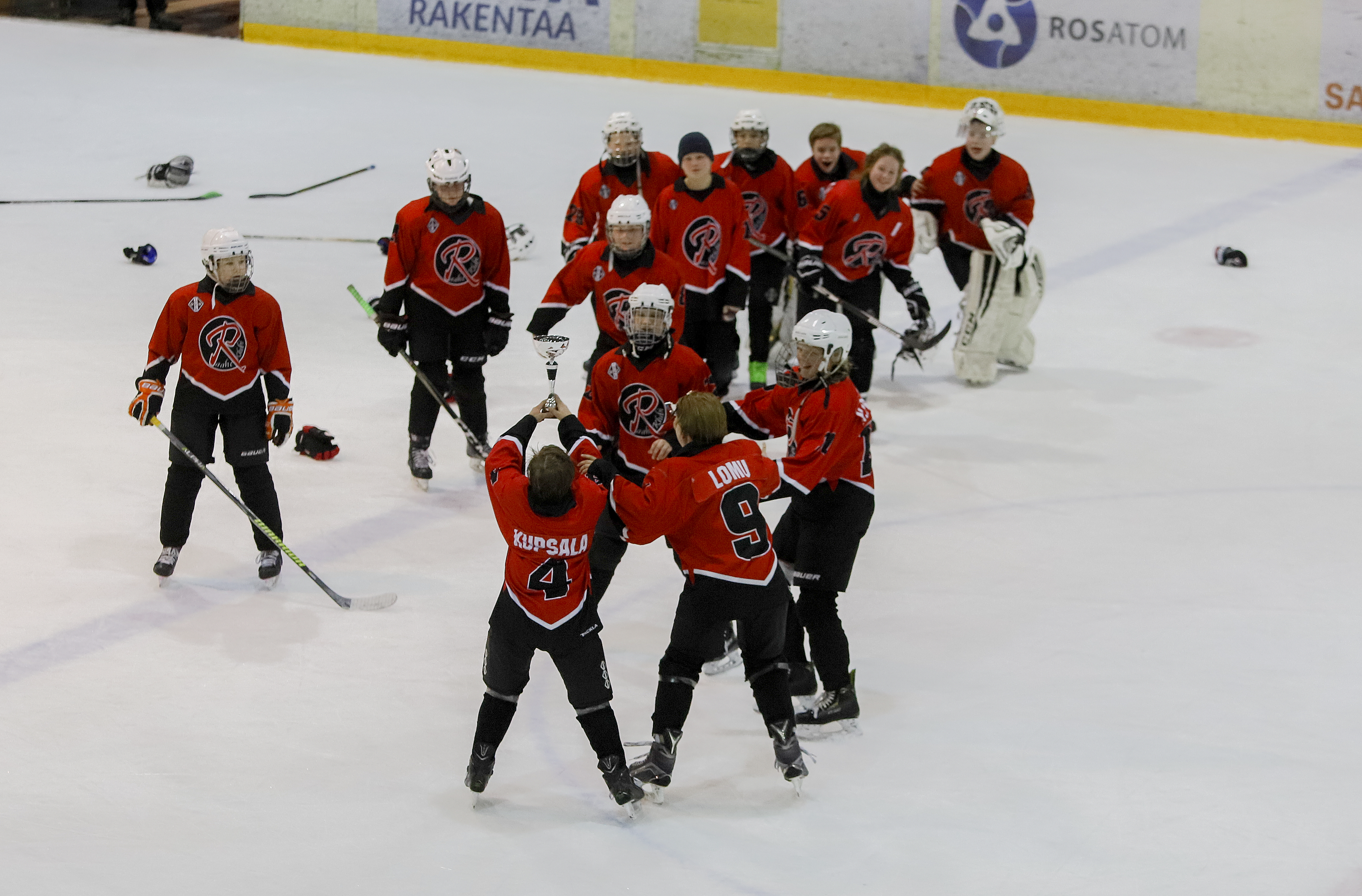 Raahen Jääkiekkoklubi isännöi tasaista turnausta. RJK sai urakastaan komean kruunun, kun joukkue juhli voittomaalikisan jälkeen  turnausvoittoa.