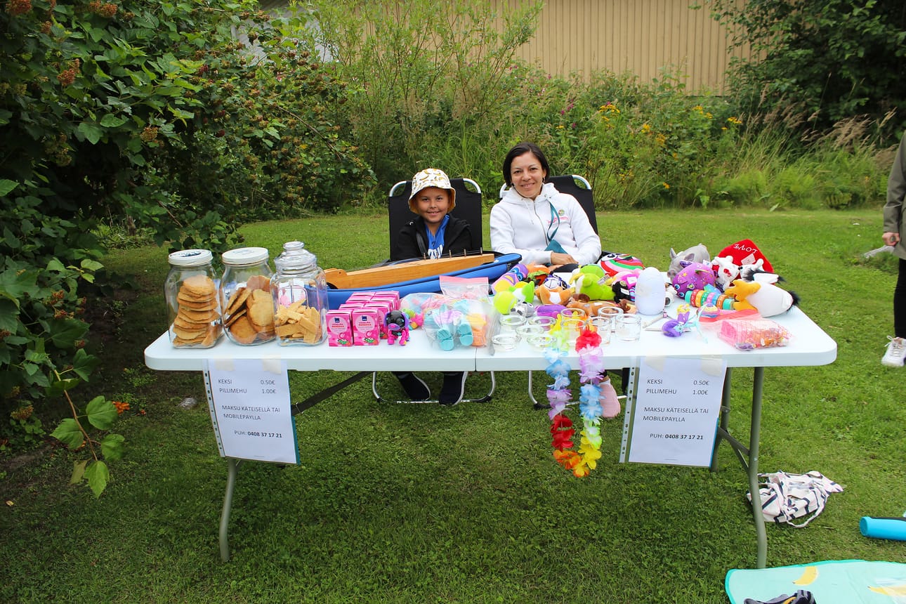 Benjamin ja Sibyl Svahn möivät pihakirppiksellä lelujen ja kirjojen lisäksi keksejä ja pillimehua. Benjamin oli ryhtynyt keksitalkoisiin jo edellisenä iltana.