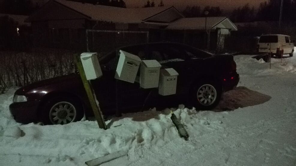 Kempeleessä oli yöllä kaatunut postilaatikoita.