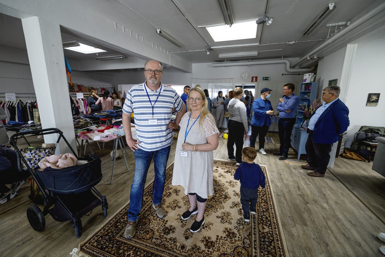 Toimintakeskuksen avajaisissa riitti väkeä tuvan täydeltä. Kriisinhallitsijat ry:n ylläpitämän ukrainalaisten toimintakeskuksen johtaja Timo Forss ja yhdistyksen puheenjohtaja Virpi Perälä olivat avajaispäivään tyytyväisiä.
