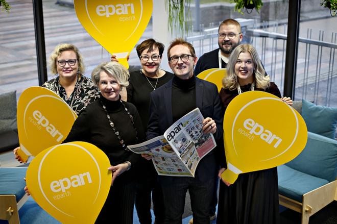 Epari on menestynyt kaupunkilehtikilpailuissa aikaisemminkin. Eparin tänä vuonna palkittujen juttujen kirjoittaja, toimittaja Virpi Kupiainen-Ämmälä takana vasemmalla. Arkistokuva.
