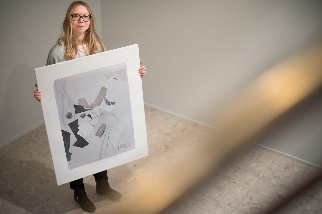 Mari Jäälinojan pitelemä Lillukanvarsia-teos on alunperin maalattu reilu vuosi sitten Lahdessa pidettyyn näyttelyyn. Näyttelyssä hän pureutui teemallisesti ilmastonmuutokseen. Ekologiset arvot ovat Jäälinojalle tärkeitä ja usein ne näkyvät myös hänen teoksissaan.