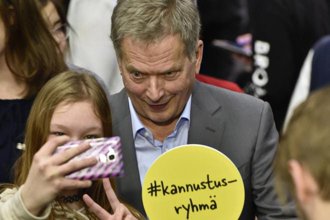 Kymmenet nuoret halusivat selfieen presidentti Niinistön kanssa kiusaamista vastustavan Kannustusryhmä-kampanjan julkaisutilaisuudessa Helsingin Mellunmäessä.