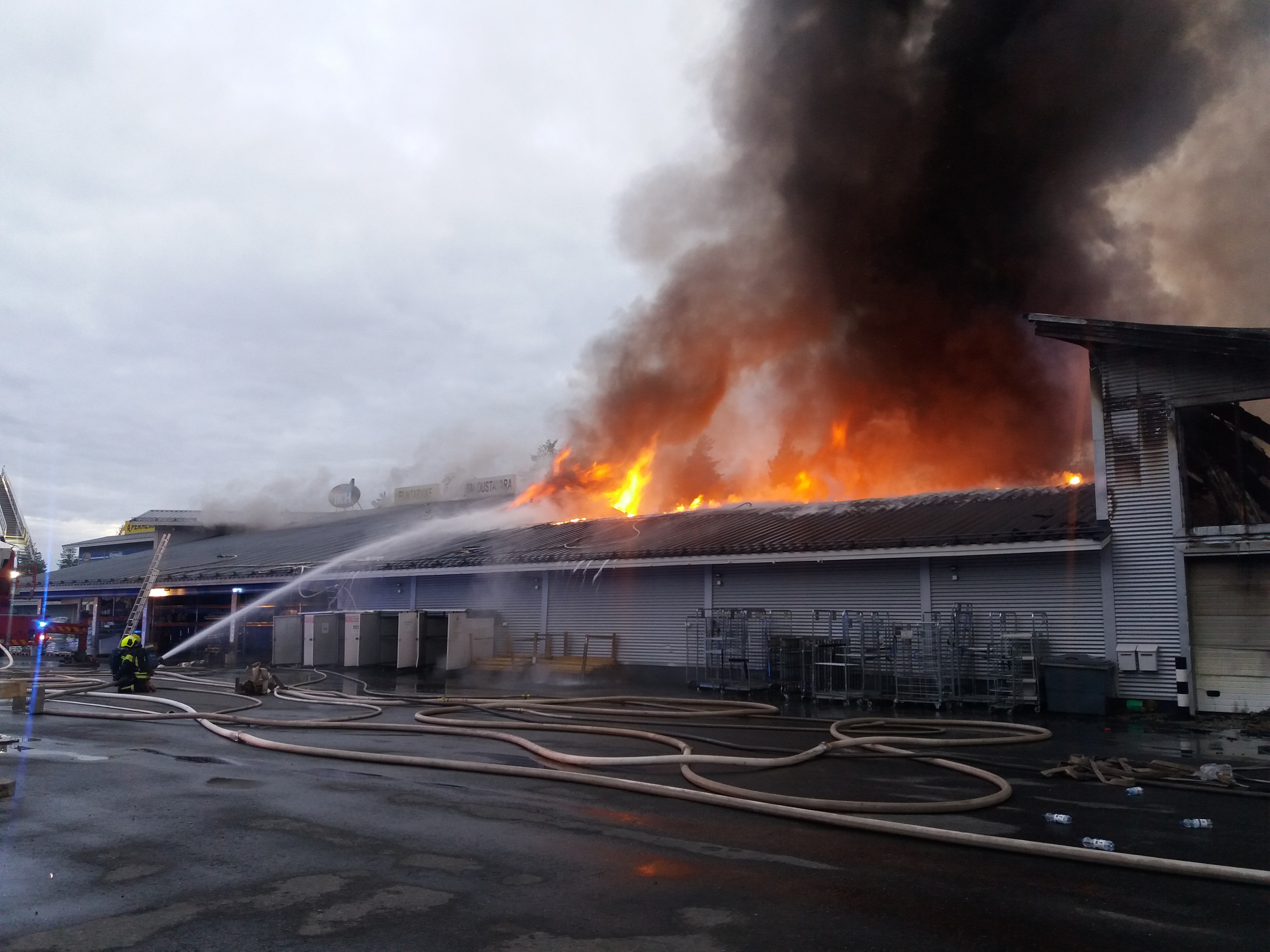 Palossa tuhoutui kauppaliikkeestä noin 2/3-osaa.