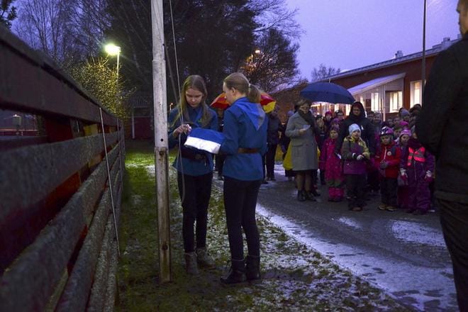 Jurvan kampuksen itsenäisyysjuhla aloitettiin lipunnostolla. KUVAT: JAANA ALA-LAHTI