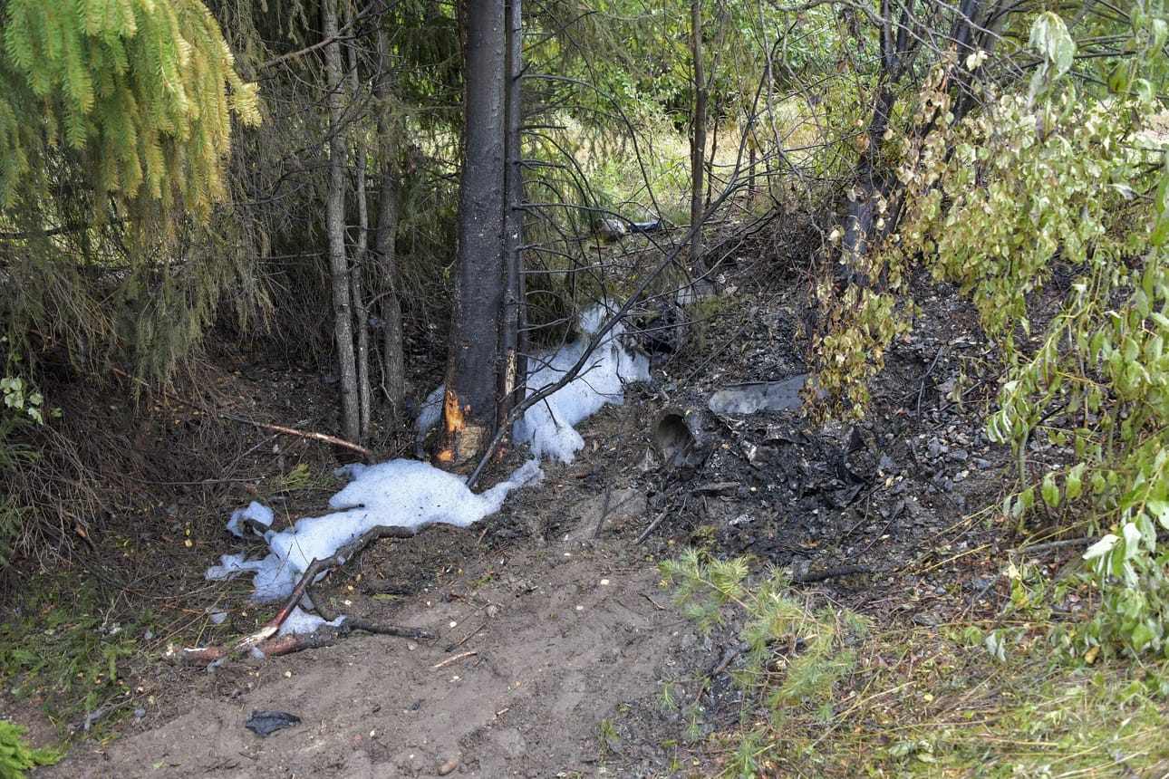 Torstaina aamupäivällä kolaripaikalla näkyi auki raapiutunutta maata, palojälkiä ja sammutusvaahtoa.