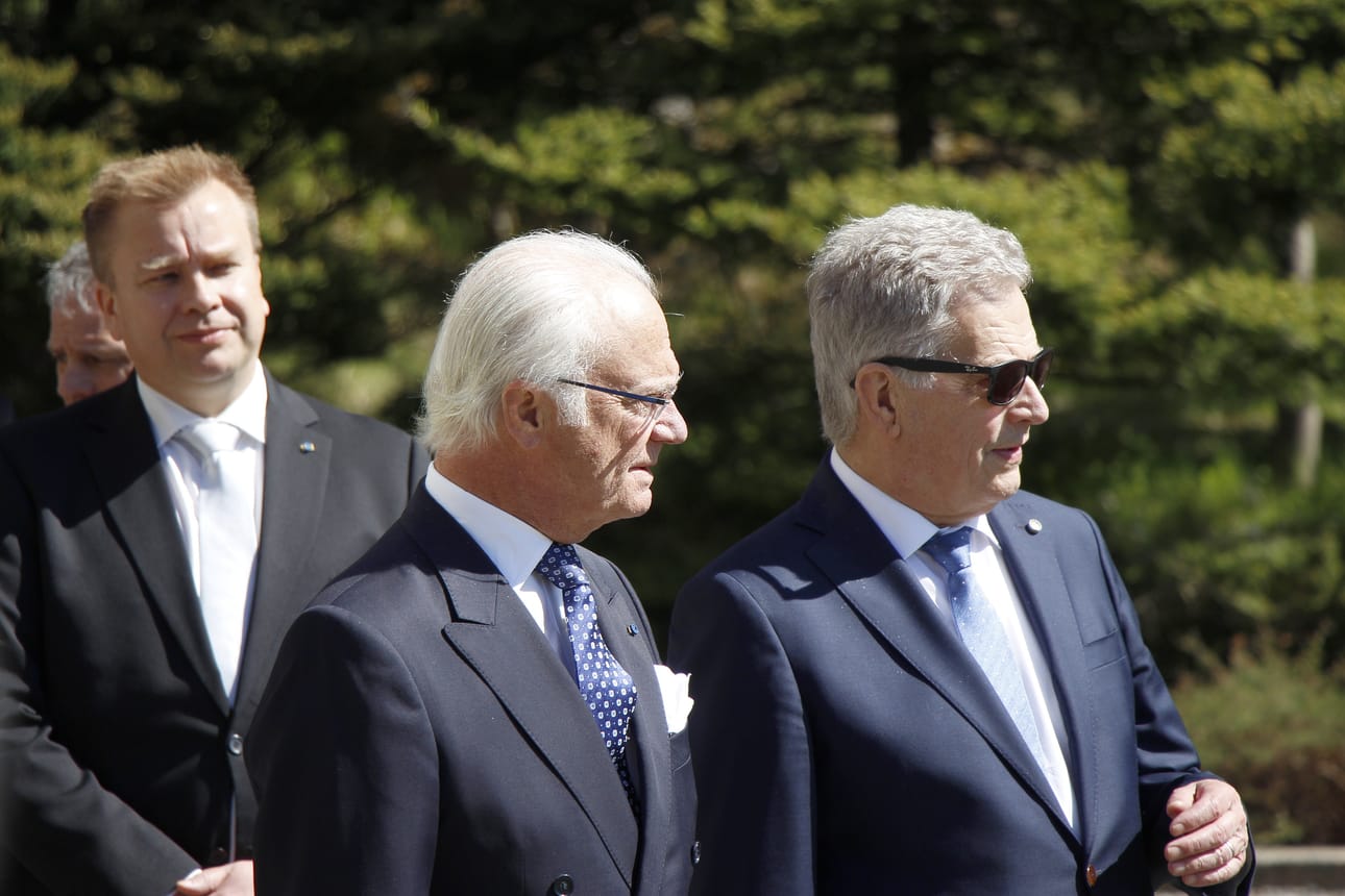 Presidentti Sauli Niinistö ja kuningas Kaarle XVI Kustaa katsoivat itään merelle Tukholman lähellä olevassa Bergan laivastotukikohdassa toukokuussa päivä sen jälkeen, kun Suomi ja Ruotsi ilmoittivat hakevansa yhdessä Natoon. Valtiovierailulla mukana oli puolustusministeri Antti Kaikkonen.