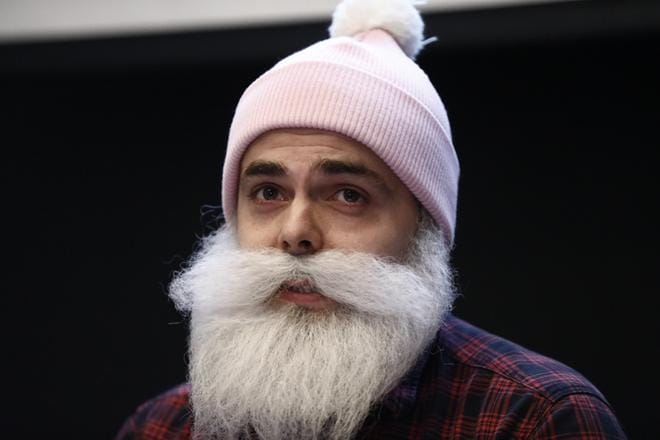 Brother Christmas eli Ari Koponen piti tiedotustilaisuuden häntä koskevista rahoitussyytöksistä Helsingissä torstaina. KUVA: Joel Maisalmi