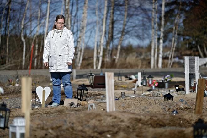 Anna-Maria Soini hautasi Viljo-koiransa talvella Heikkilänmäen pieneläinhautausmaalle. Soini halusi viedä koiransa hautaan itse, seuraavan koiran kohdalla myös tuhkaus on mahdollinen. KUVAT: TOMI KOSONEN
