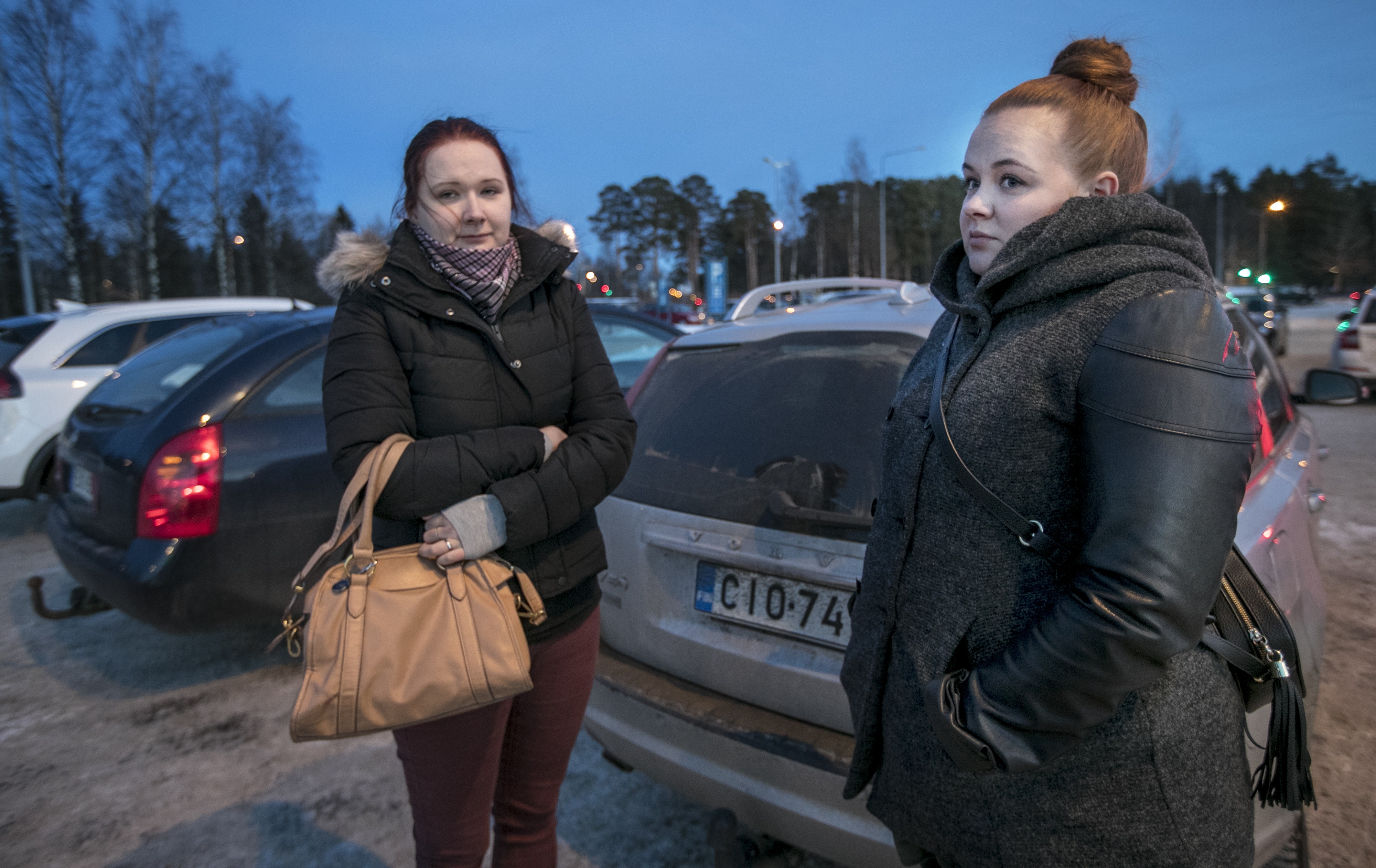 Pudasjärveltä Oulussa Sanna Halosen (vas.) kanssa käymässä ollut Tanja Heikkinen sanoo, että on keskustellut töissä asiakkaidensa kanssa Oulun tapahtumista. Muuten asian puiminen on jäänyt vähemmälle.
