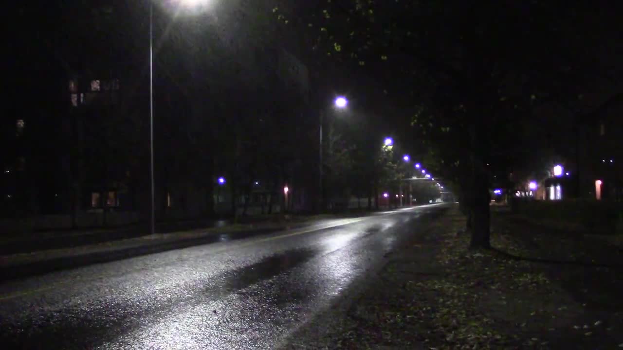 Lunta sateli Oulussa yöllä