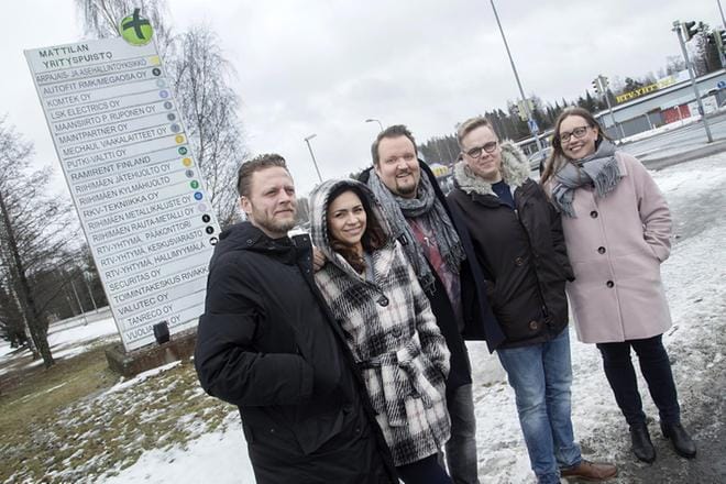 Suomen Konttorin tekijät jalkautuivat torstaina muun muassa Riihimäen teollisuusalueelle, mihin kuvitteellinen paperialan yritys sarjassa sijoittuu. Vasemmalla Konttorin tuottaja Jesse Fryckman, näyttelijät Ushma Karnani, Sami Hedberg sekä Antti Heikkinen ja Elisa Viihteen Laura Kuulasmaa. KUVA: Mauri Ratilainen/COM.PIC