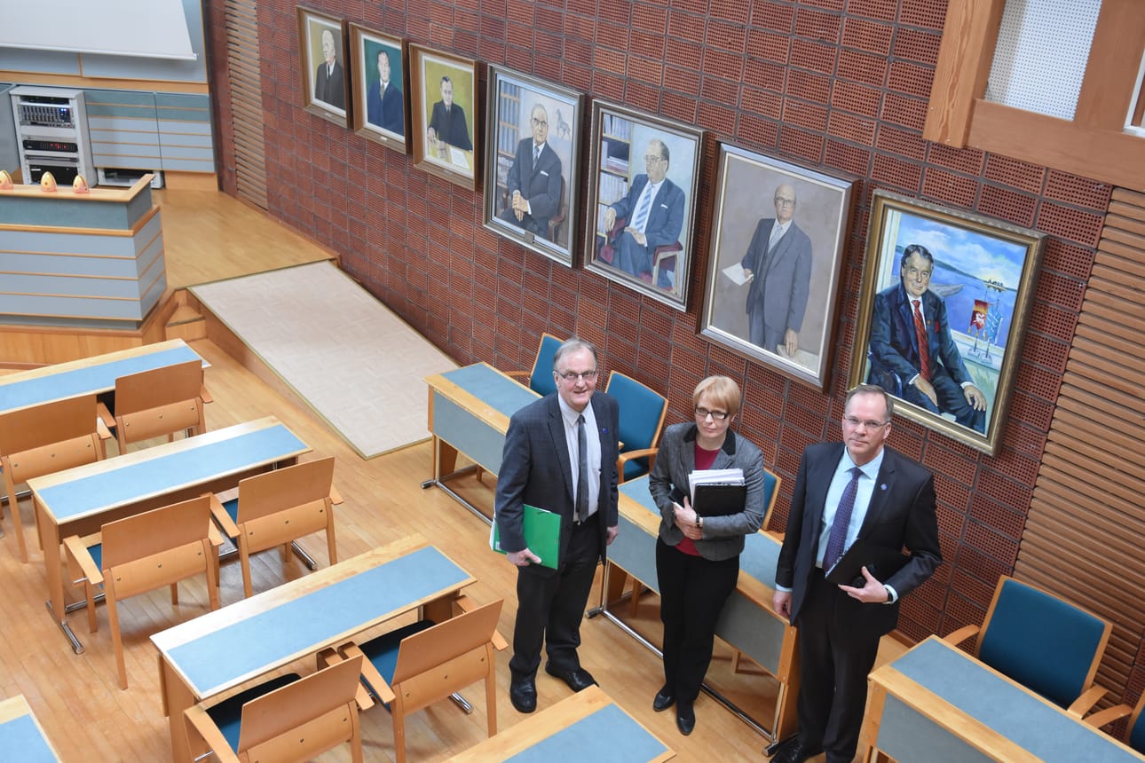 Tuomo Hänninen, Paula Pohjola ja Jouko Manninen kertoivat talouslukuja torstaina. Ylijäämää tuli jokaiselta valtuustovuodelta.