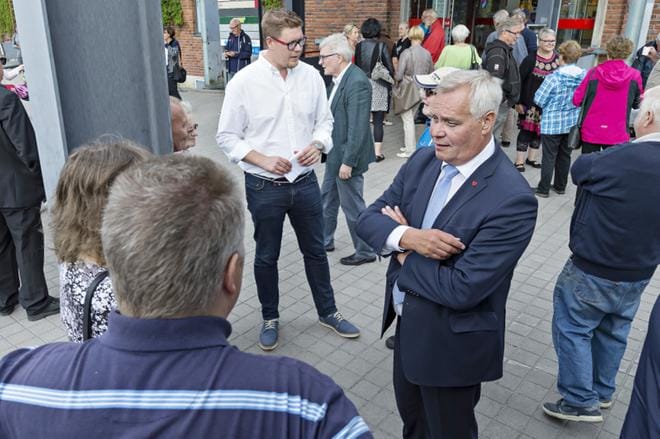 Sdp:n puheenjohtaja Antti Rinne (oikealla) ja kansanedustaja Antti Lindtman (keskellä) tapasivat kansalaisia tiistai-iltana Forssassa. KUVA: Tapio Tuomela