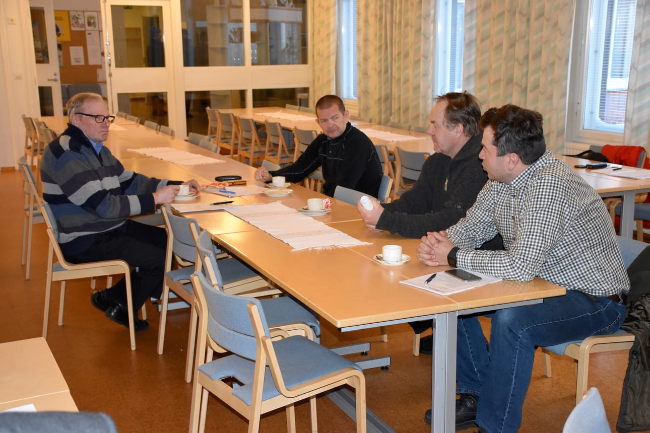 Kokoukseen osallistuneet Marko Poropudas (oik.), Antero Mourujärvi, Paavo Mursu ja Olavi Lehtiniemi keskustelemassa Posion puuvarantojen hyödyntämisestä.