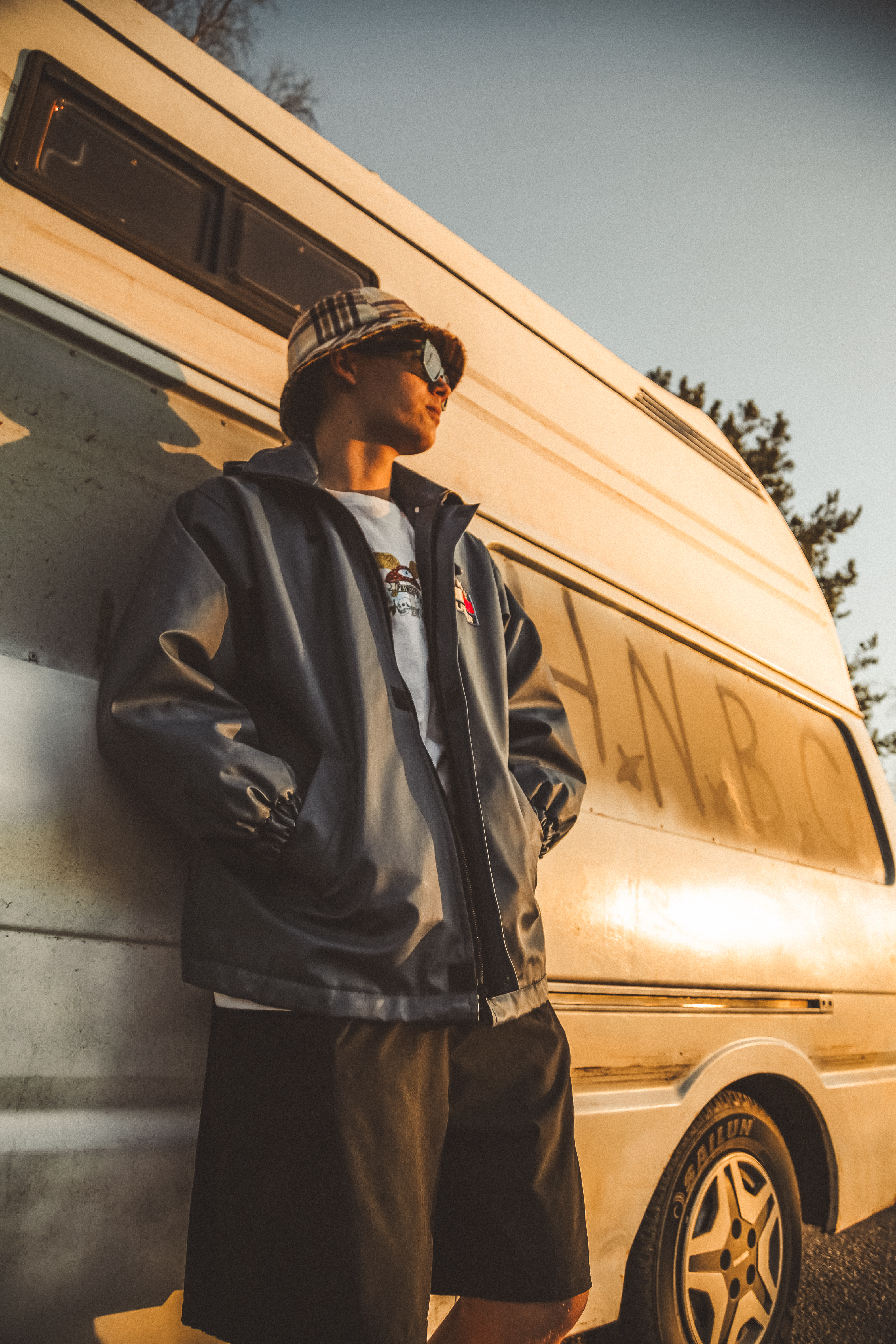 Rap-artisti Brakston on oululainen artisti ja lauluntekijä, jonka musiikki heijastaa suomiräpin uutta aaltoa.