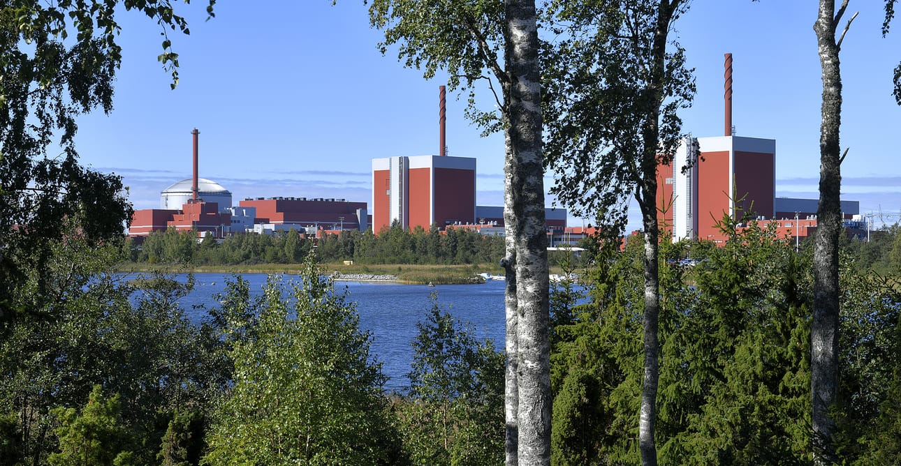 Eurajoen Olkiluodon saaren keskimmäinen ydinvoimala, 890 megawatin Olkiluoto 2 vikaantui yllättäen kosteuden lisäännyttyä. Syyksi selvisi vika vesijäähdytteisen generaattorin roottorissa. Vika on korjattu arviolta 29. syyskuuta. Kuva: JUHA SINISALO