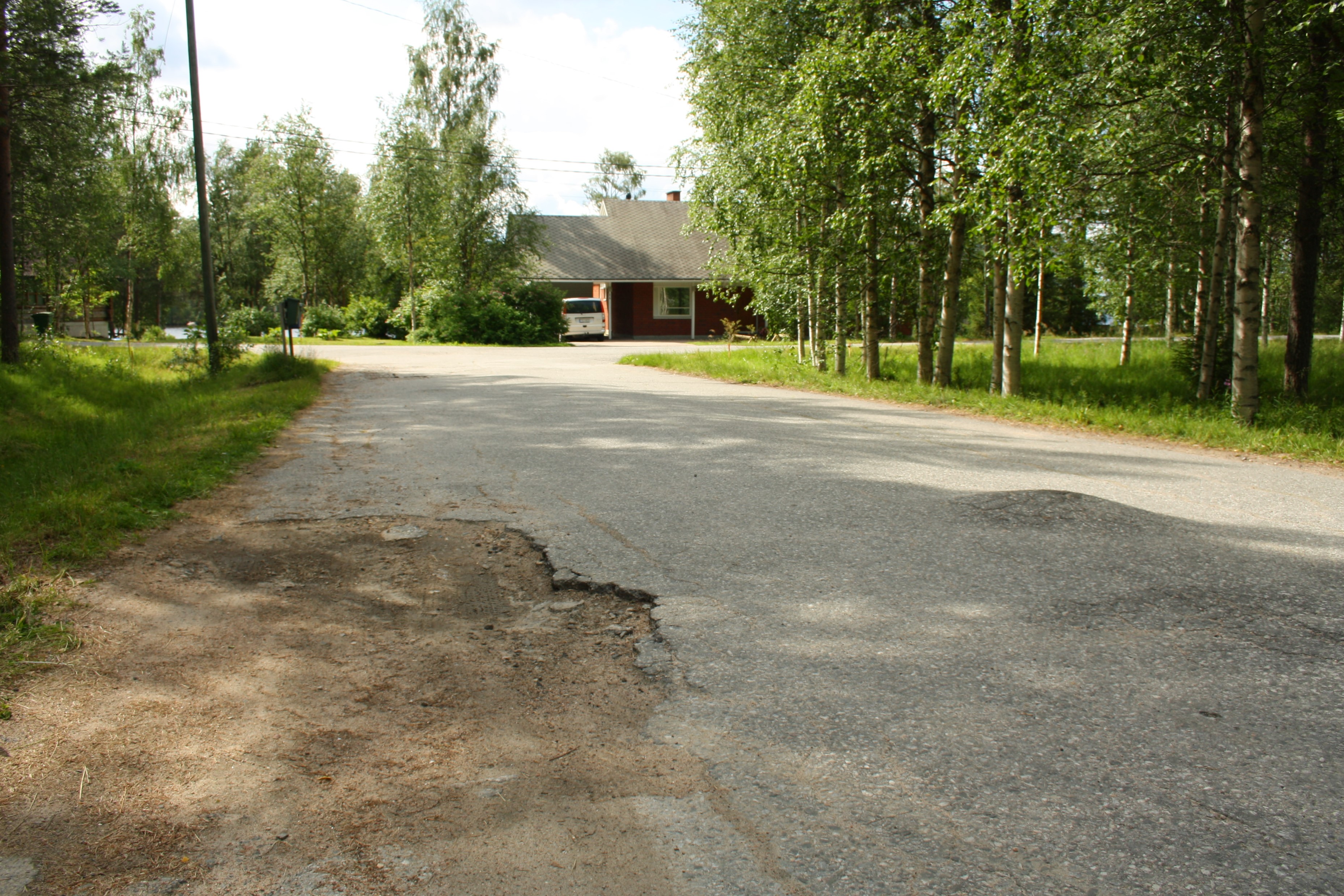 Posiolla on kaivettava lisää rahaa keskustaajaman kahden tien korjaamiseen – urakat menivät Ranualle
