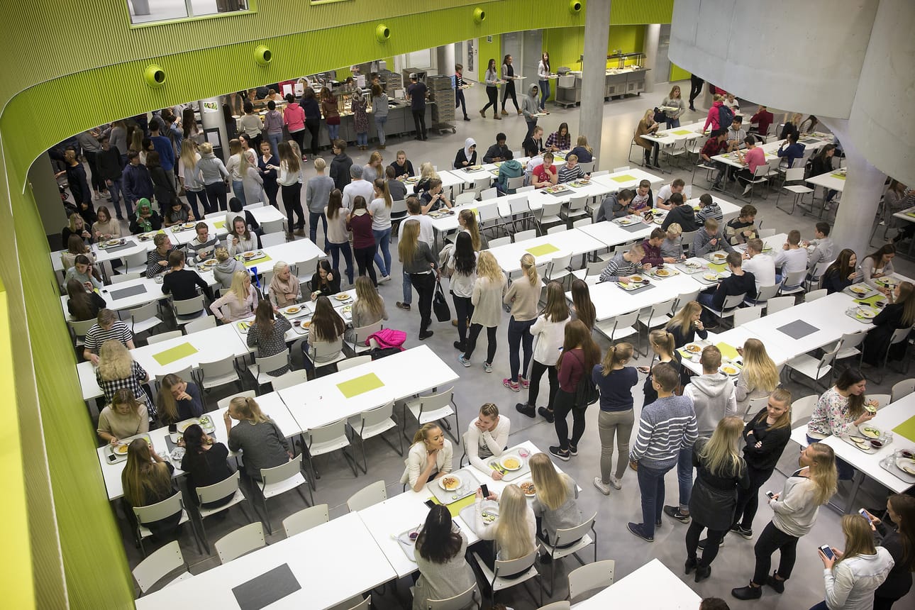 Kouluruokailu Kastellin koulussa.