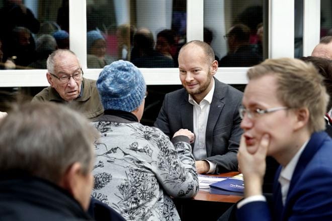 Sinisten puheenjohtaja, Eurooppa-, kulttuuri- ja urheiluministeri Sampo Terho tapasi seinäjokelaisia kauppakeskuksessa ennen kuin kiirehti avaamaan valtakunnallisen Liikuntafoorumin. KUVA: JOUKO HÄNNINEN