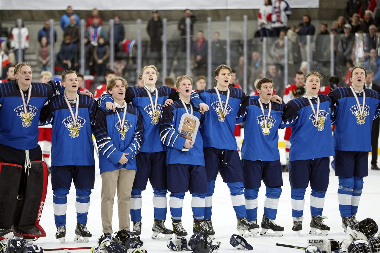 Suomen MM-pronssijoukkue palkintojenjaossa jääkiekon alle 18-vuotiaiden miesten MM-kilpailujen pronssiottelussa Suomi-Tshekki Landshutissa Saksassa 1. toukokuuta 2022.