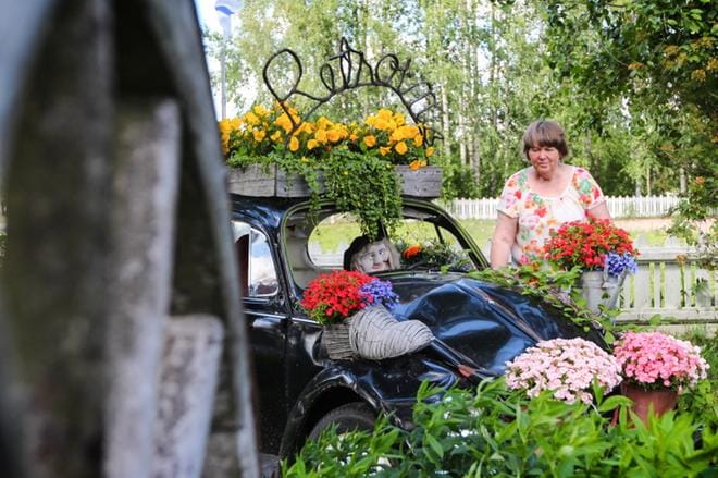 Kerttu Korkiamäki teki vanhasta Kuplavolkkarista kukkapenkin. Auto löytyi aikoinaan Laihialta eikä siitä ollut enää liikennekäyttöön. KUVA: ANNA-PIA AHOLA