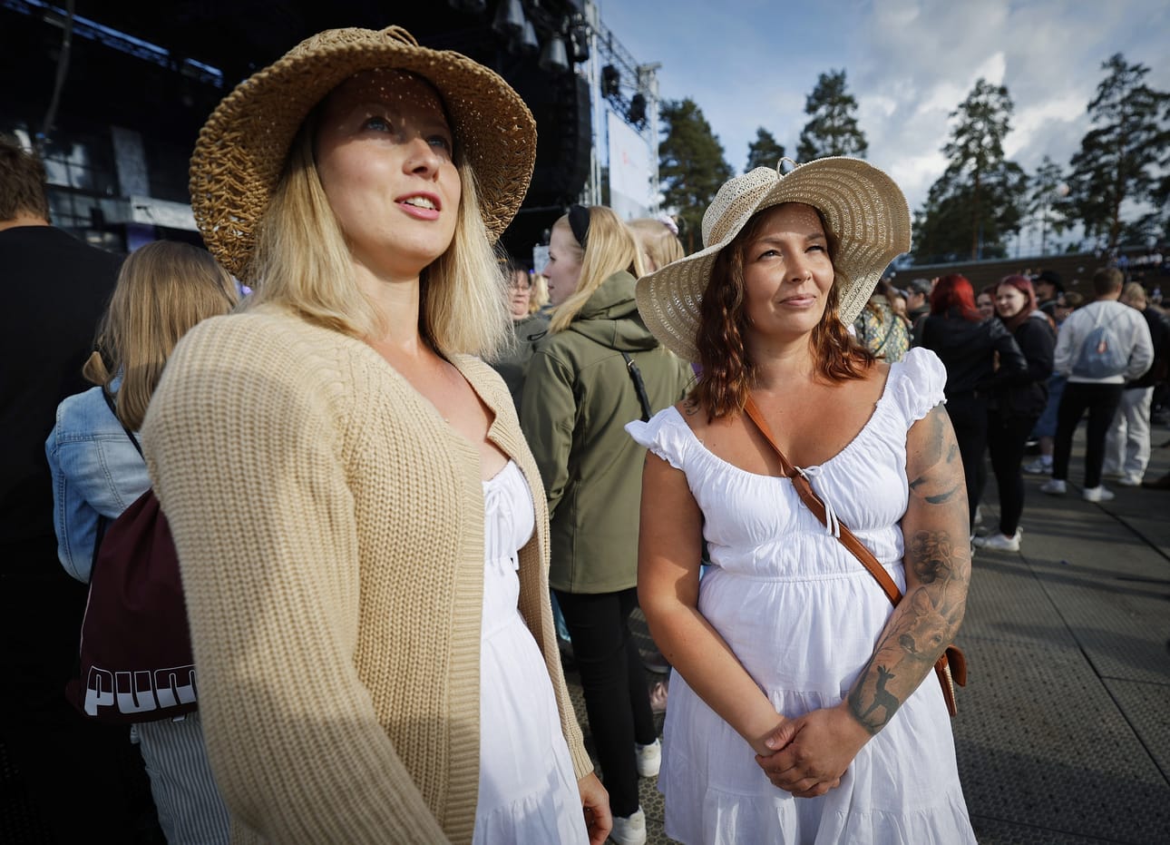 Maiju Pajala ja Sari Savela ovat sonnustautuneet samantyyppisiin aurinkohattuihin.