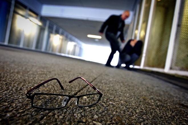 Syyttäjän mukaan mies on tehnyt toiselle miehelle yksityisasunnossa ruumiillista väkivaltaa kaatamalla hänet lattialle, lyömällä häntä nyrkein päähän, repimällä häntä vaatteista sekä potkimalla häntä. Arkisto- ja kuvituskuva: Tomi Kosonen