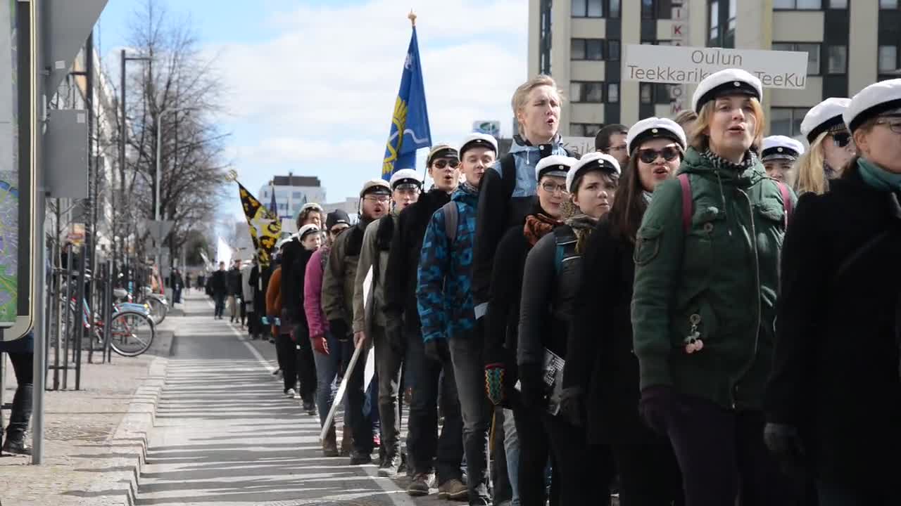 Sadat kuorolaiset etenivät kulkueena Oulussa