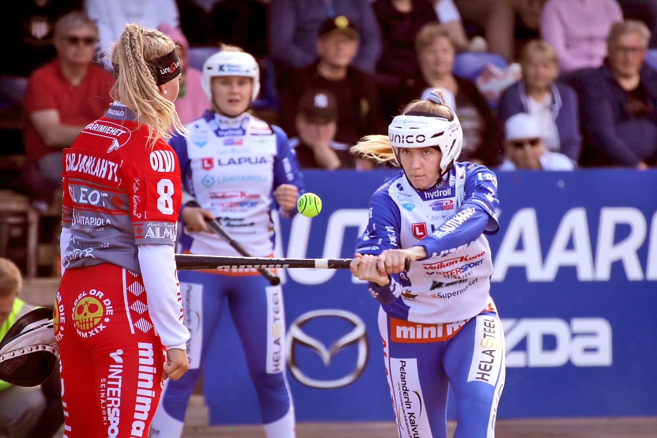 Virkiän Iina Lehtinen sivaltaa SMJ:n Johanna Karjanlahden syötöstä.