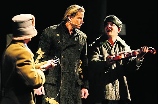 Husaariyliluutnantti László Koltay eli ohjaaja Tibor Pintér (kesk.), välttää kuolemantuomion täpärästi. Uskollinen apuri Jancsi Rácz (Csaba Gerner) lahjoo vartijan viulullaan, ja kaksikko syöksyy hu
