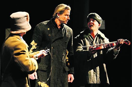 Husaariyliluutnantti László Koltay eli ohjaaja Tibor Pintér (kesk.), välttää kuolemantuomion täpärästi. Uskollinen apuri Jancsi Rácz (Csaba Gerner) lahjoo vartijan viulullaan, ja kaksikko syöksyy hu