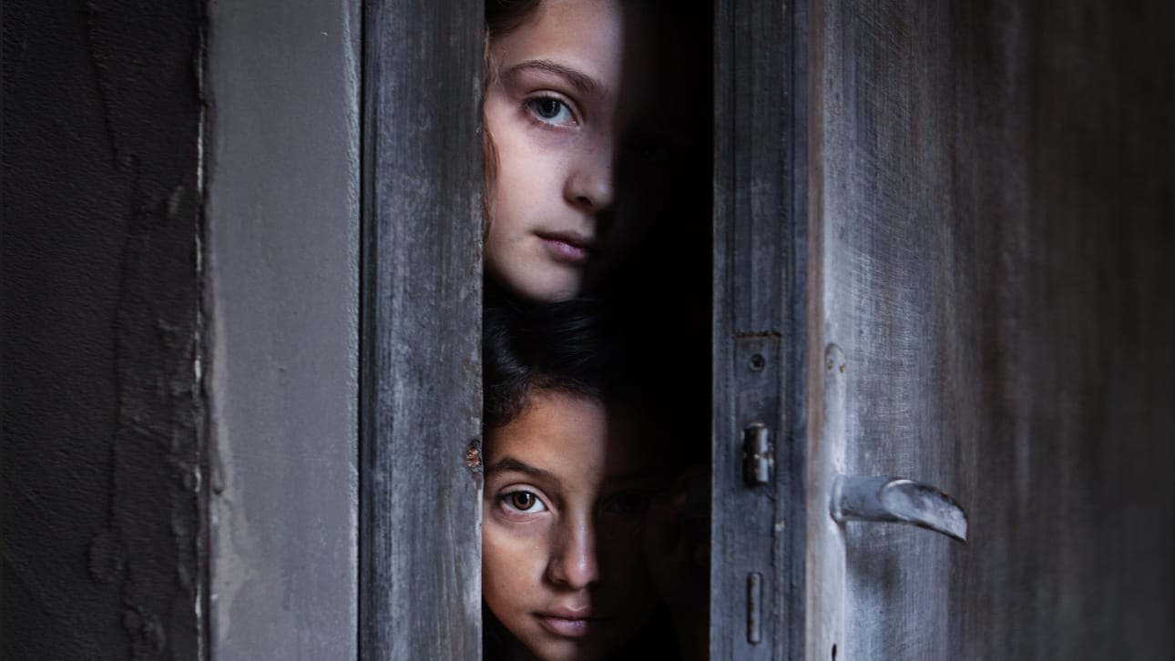 Koulunsa parhaat oppilaat Elena eli Lenú (Elisa del Genio) ja Lila (Ludovica Nasti) kasvavat köyhässä ja väkivaltaisessa napolilaiskorttelissa sodanjälkeisessä Italiassa. Loistava ystäväni -sarjassa rohkea Lila (kuvassa alh.) vetää varovaisen Lenún mukaansa kohti pelottavia tilanteita.