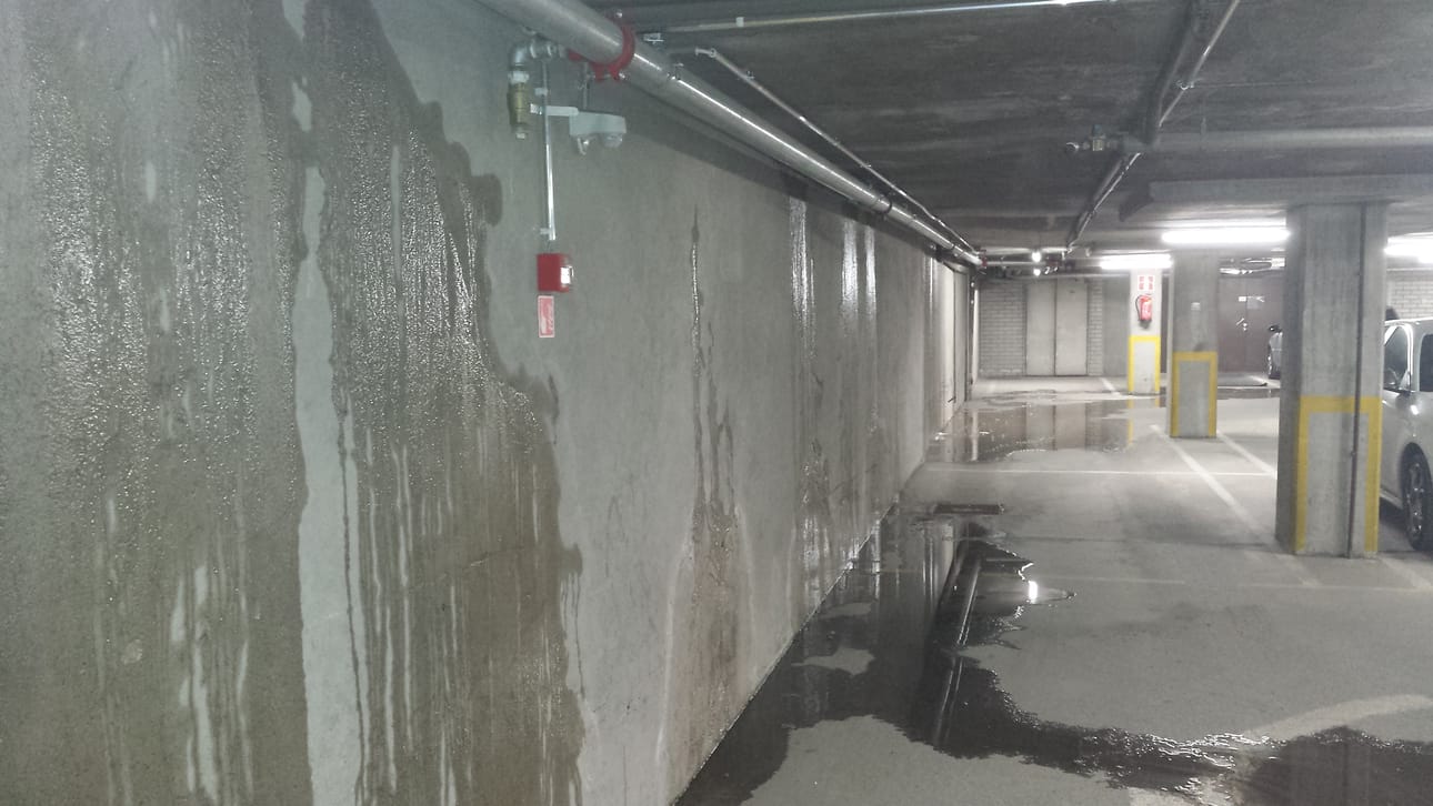 Vettä on päässyt tihkumaan myös Omenahotellin parkkihalliin.