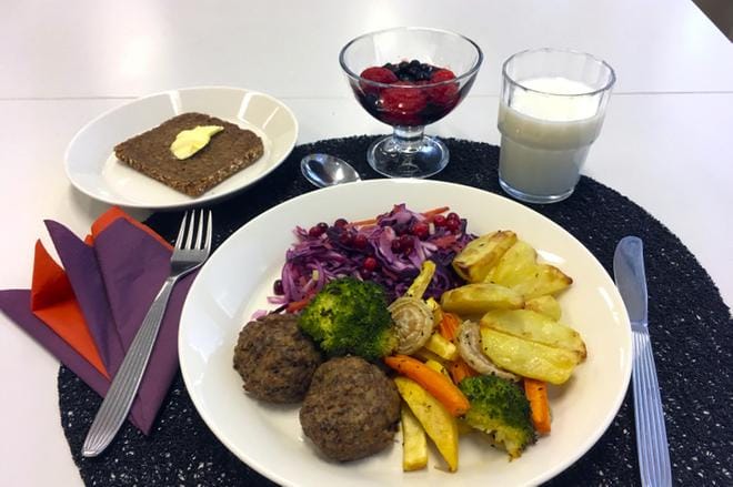 Lautasmalli on ravitsemusterapeutti Maija Ristimäen mukaan paras apuväline pääaterioiden koostamisessa. Puolet lautasesta tulisi täyttää kasviksilla. Arkistokuva.