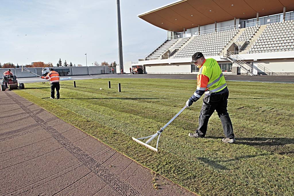 Raatin uusitun stadionin siirtonurmen asennus alkoi maanantaina.