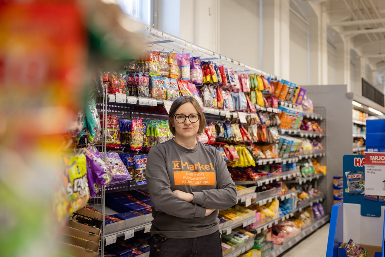Kauppias Leena Korpi tietää nuorison levottomuuden lisääntyvän kesää kohti. Hän toivoo keskustelua pelisäännöistä, jotta alaikäisten alkoholivarkaudet saataisiin loppumaan tai ainakin vähenemään.