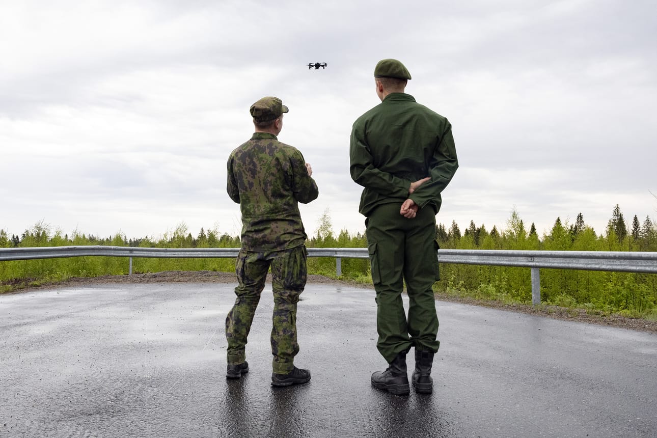Maanpuolustuskoulutuksen (MPK) drone-koulutuspäällikkö Tom Sundberg (oik.) ja koodinimi "Tikka" lennättivät Parrot-lennokkia vapaaehtoisen maanpuolustuskoulutuksen droonikoulutuksen esittelyssä Jyväskylän Tikkakoskella tiistaina.
