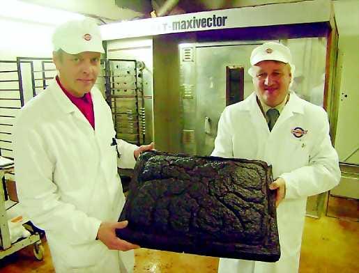 Harvinaista herkkua. Kylmänen Food Oy:n tuotantopäällikkö Timo Mäkinen (vas.) ja toimitusjohtaja Antti Kylmänen esittelevät ylpeänä uunituoretta rössyharkkoa. Veripalttua tehdään Kylmäsellä Rantsilassa lähes päivittäin.