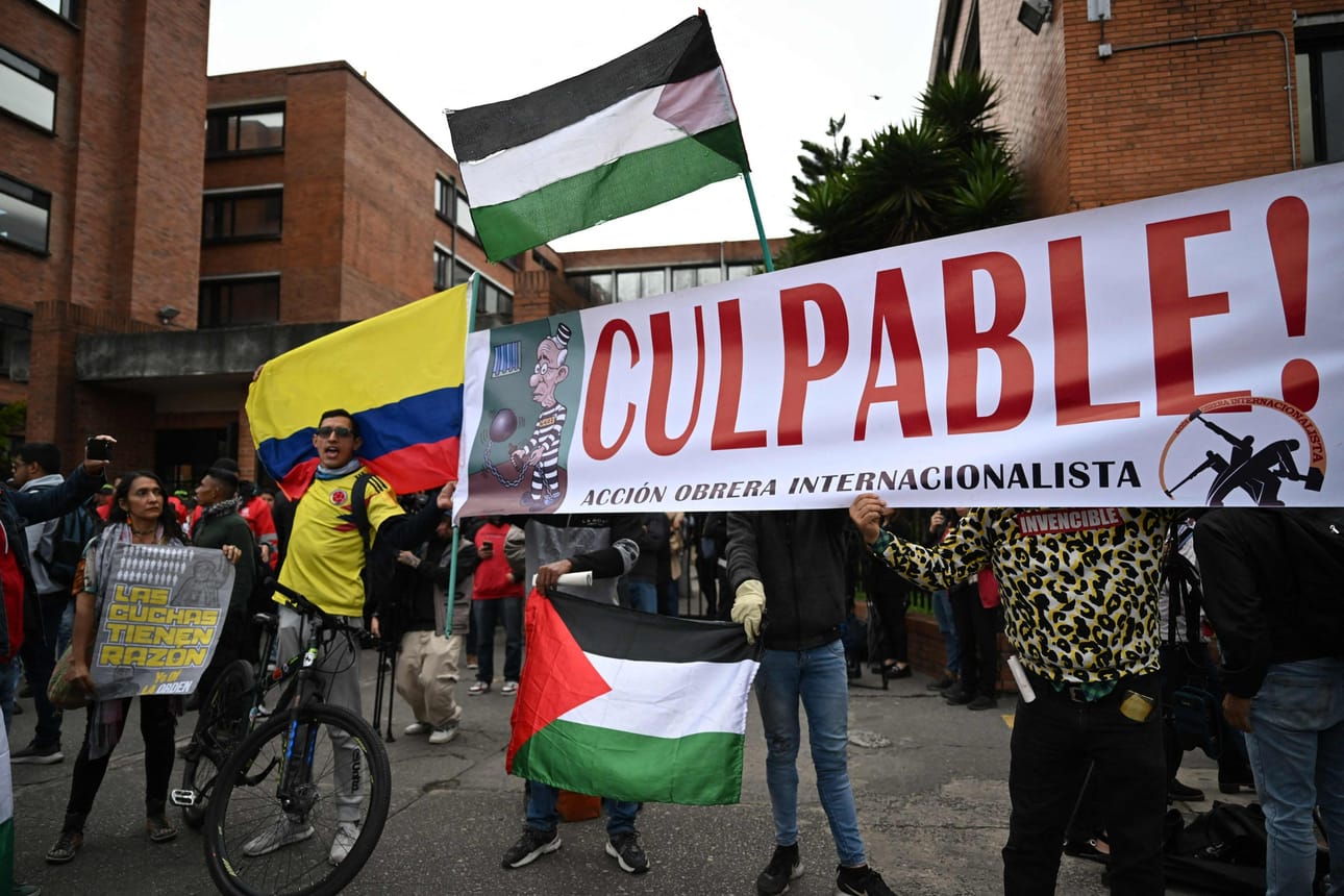 Uribea vastustavia mielenosoittajia Bogotassa sunnuntaina. Lehtikuva/AFP