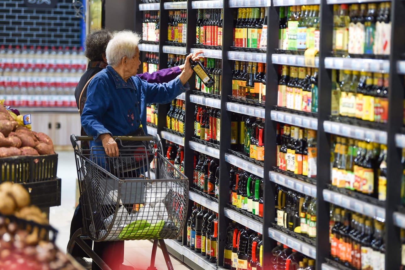 Kiinan taloutta painaa kiinteistömarkkinoiden velkakriisi ja kuluttajien vaisu luottamus. Arkistokuva supermarketista Kiinan Nanjingissa. LEHTIKUVA/AFP