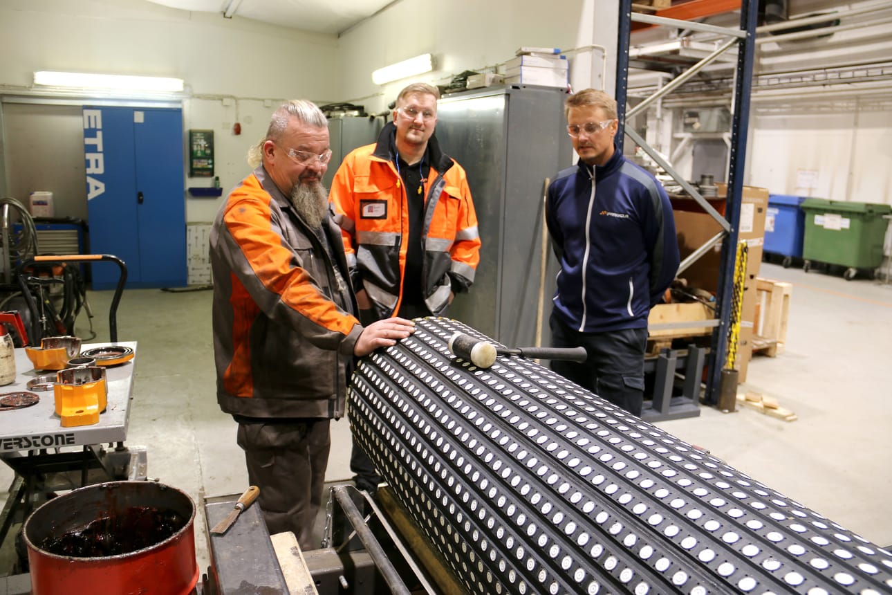 Huoltoasentaja Sami Mäkinen huolsi kuljetinrumpua Paakkola Steelin konepajalla. Tuotepäällikkö Juha Teikari ja konepajan päällikkö Teppo Petrelius kertovat, että konepajan brändi perustettiin elokuussa ja julkaistiin marraskuussa.