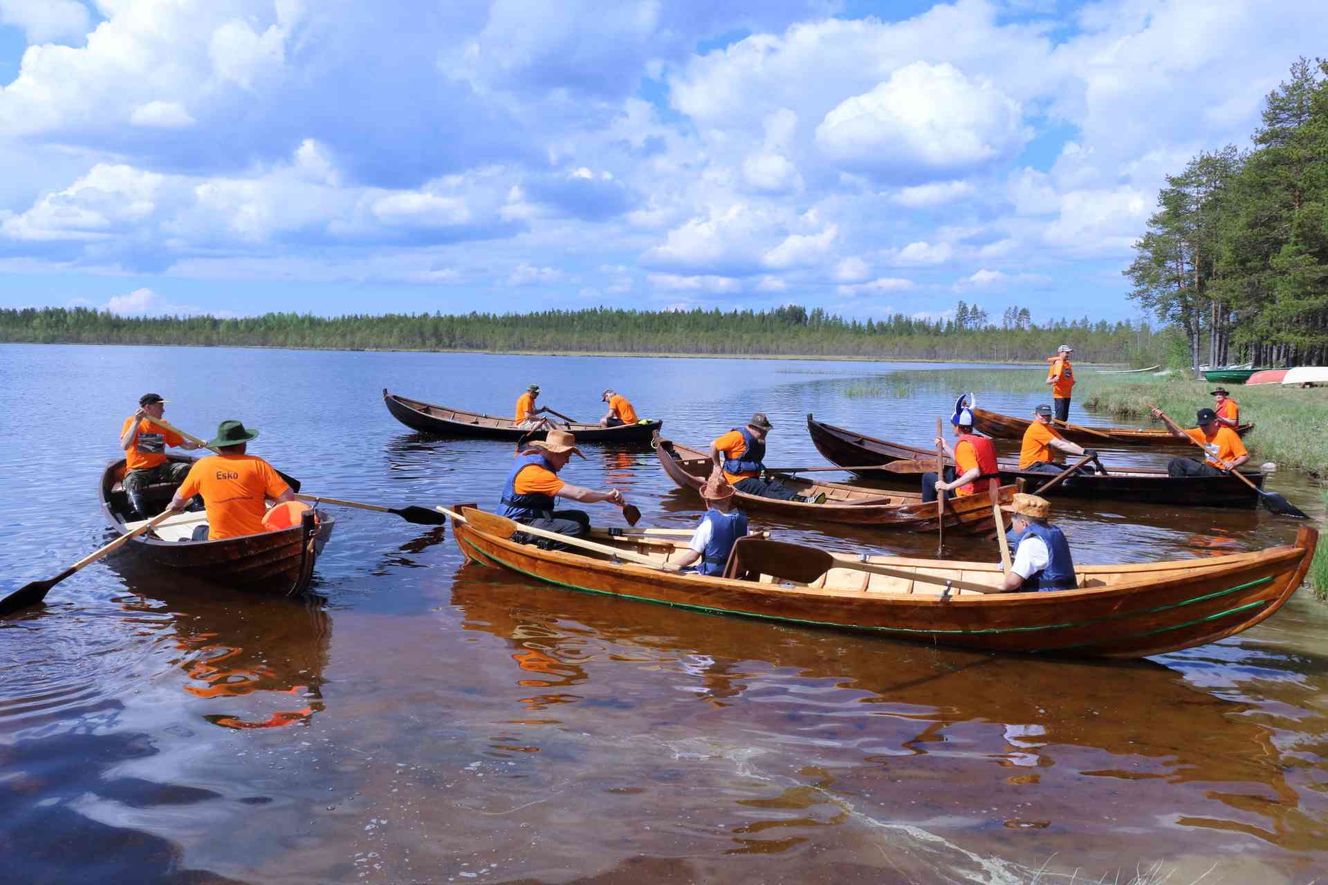 Kuusi venekuntaa kilpaili itse tekemillään soutuveneillä leikkimielisessä kilpailussa siitä, mikä veneistä kulki muita nopeammin.