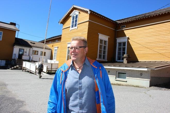 Arto Leppiniemi kävi alaluokat Kristiinan entisessä suomenkielisessä kansakoulussa, joka on nykyään muussa käytössä. – Tulin aina viime tipassa kouluun, koska asuin liian lähellä, viereisessä talossa, muistelee hän. KUVA: TAUNO RIIHILUOMA