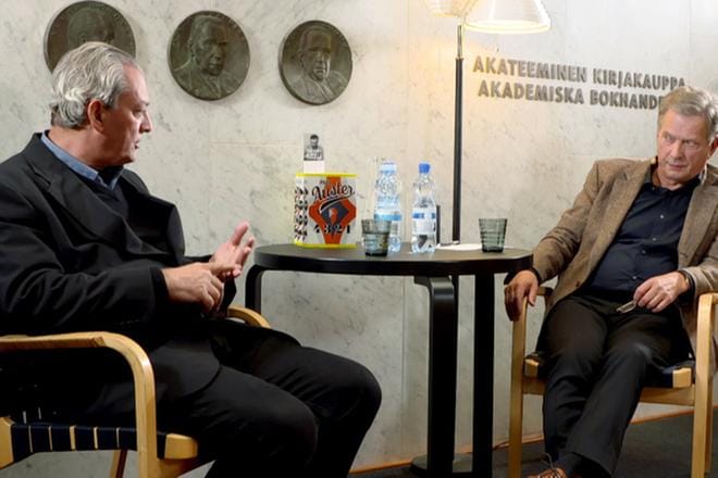 Yhdysvaltalaiskirjailija Paul Auster ja tasavallan presidentti Sauli Niinistö kohtasivat viime syksynä Akateemisessa kirjakaupassa. He keskustelivat kirjallisuudesta, kuinkas muuten. KUVA: Yle Kuvapalvelu