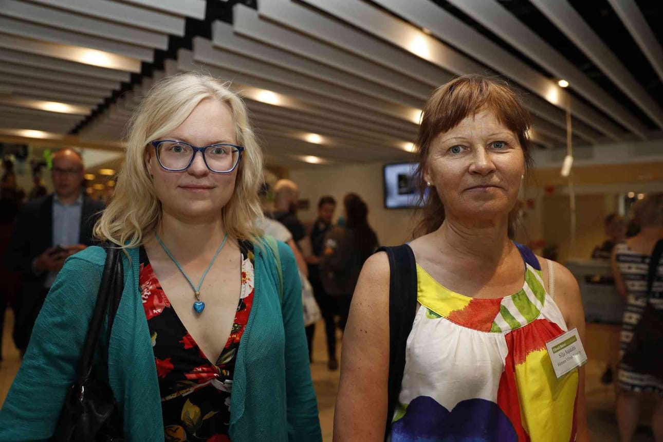Heidi Okker (vas.) ja Silja Sajalahti haluaisivat vihreiden puheenjohtajaksi naisen.