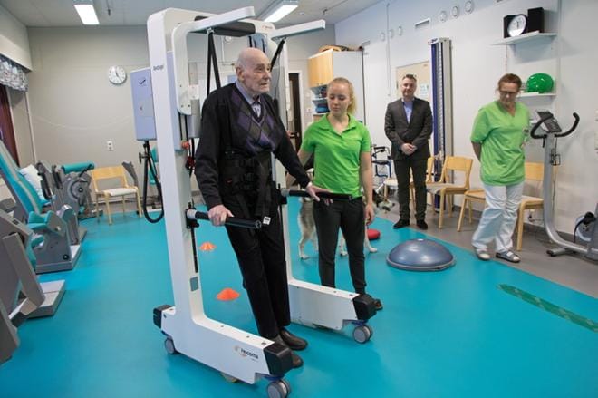Yhä autoa ajava 93-vuotias Åke Kvarngård on käynyt kuntoutuksessa vuodesta 1993 alkaen. Kävelyradan sujumista ja esteiden ylitystä seuraavat fysioterapeutti Tuuli Tammisto sekä kuntoutuskeskuksen johtaja Tony Westerlund ja osastonhoitaja Tarja Metsäranta. KUVAT: AUNE WARONEN